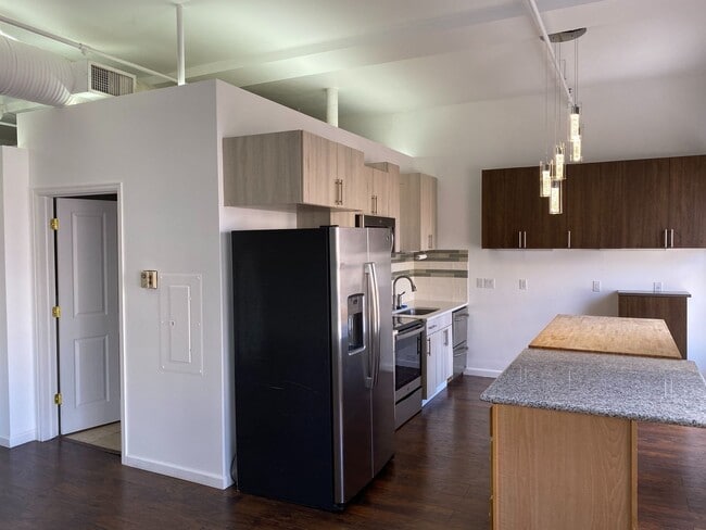 Building Photo - 2 Bedroom Downtown Denver Loft w/ Parking Spot! Available April 1st!