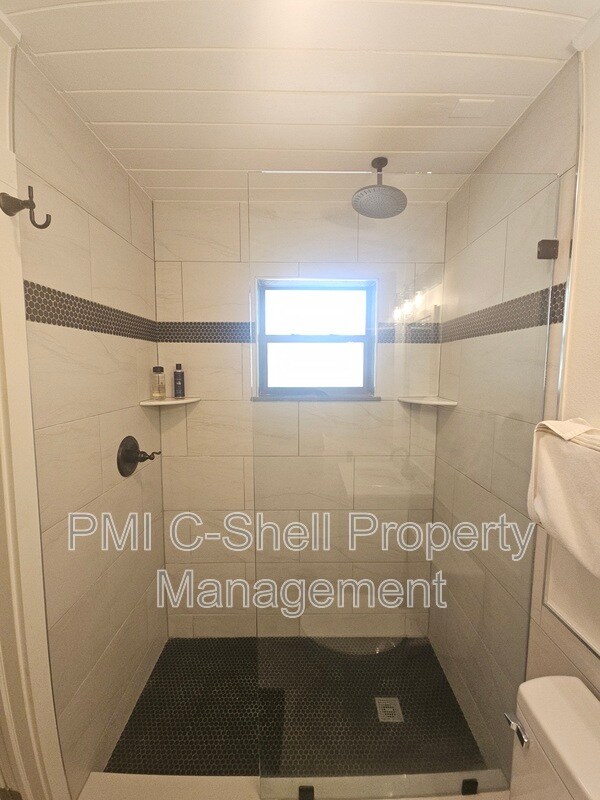 Building Photo - 913 W Hernandez St