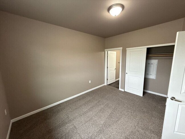 Building Photo - 4261 Hawthorne Ave NE