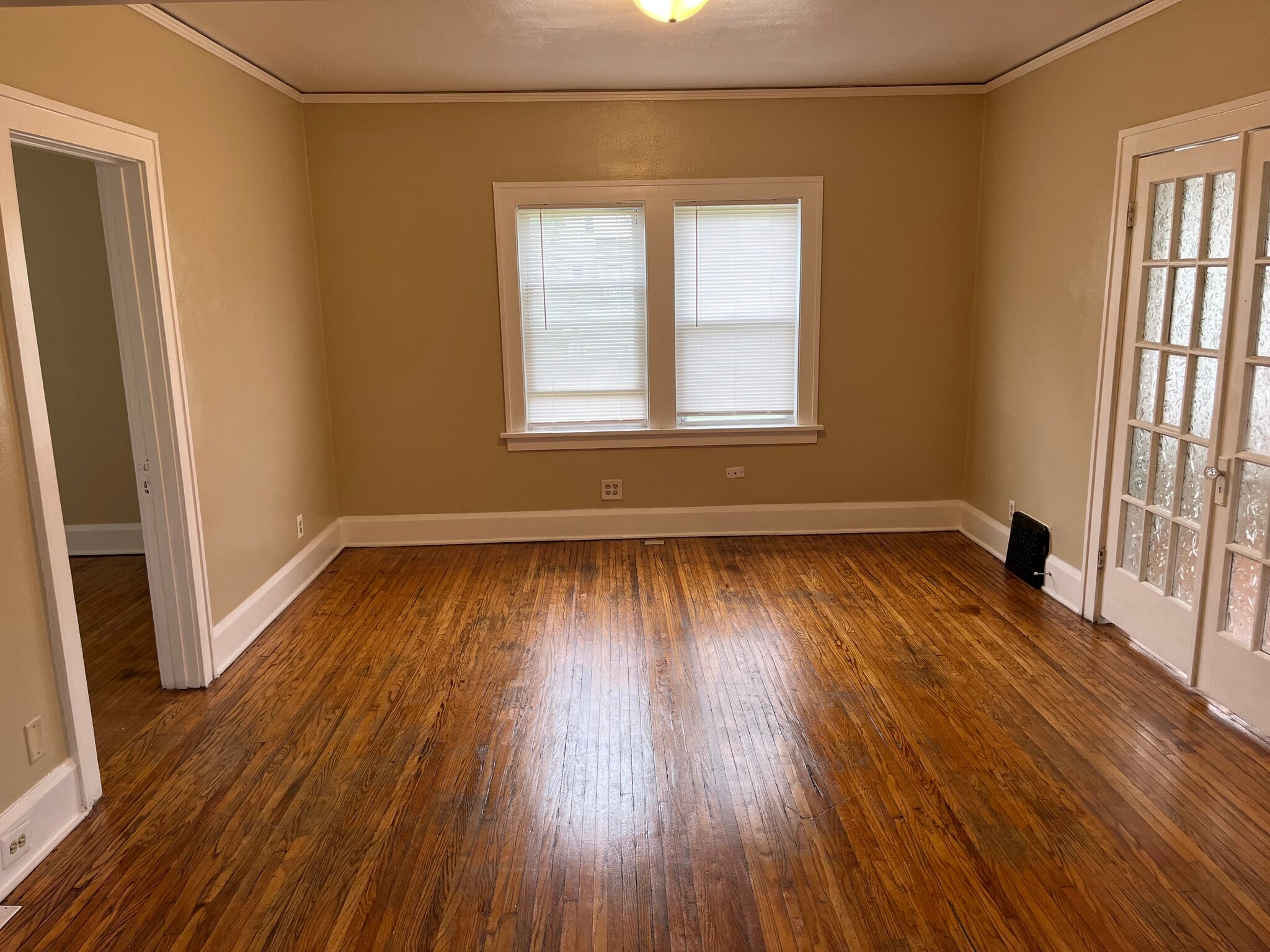 Living room - 1623 Parmele St