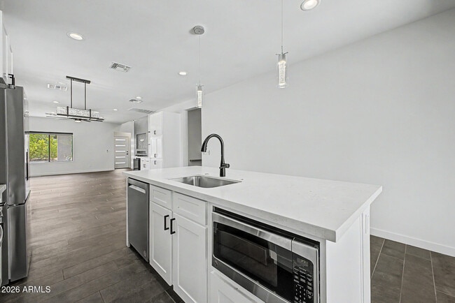 Building Photo - 2312 E Curnow Dr