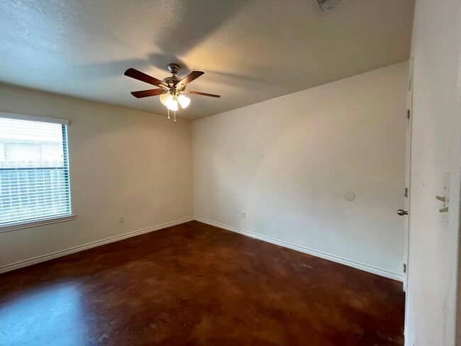 Building Photo - 207 B Andy Ln