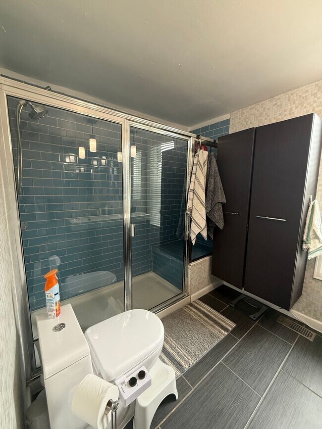 Building Photo - Modern 3-Bedroom Retreat in the Heart of C...