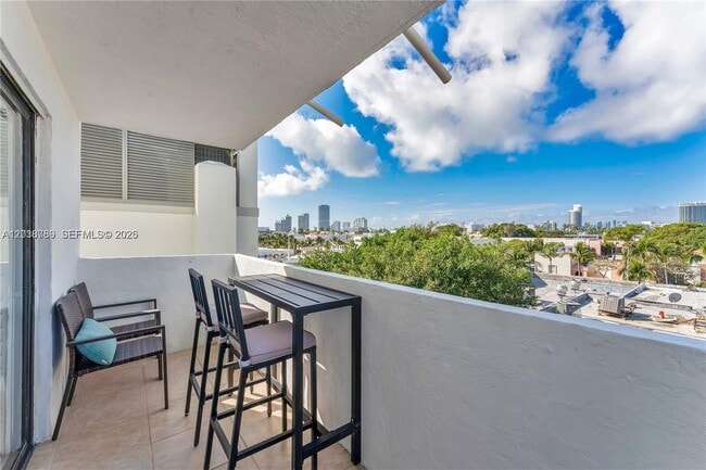 Building Photo - 1418 Collins Ave