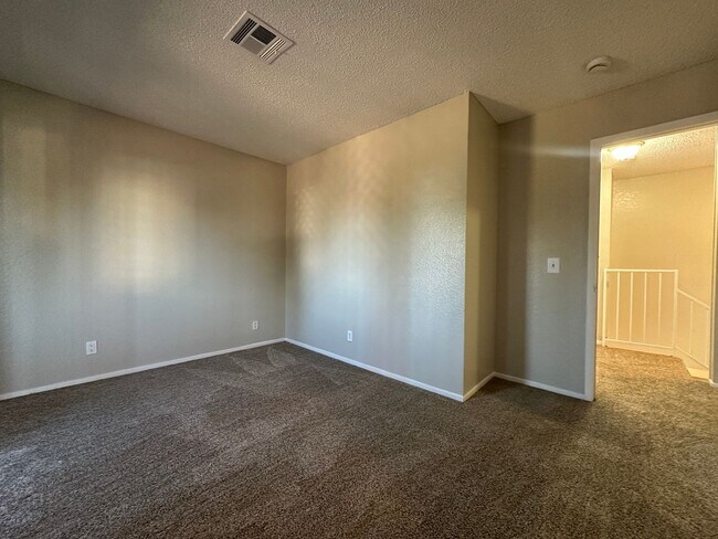 Building Photo - Spacious 2 Bed Townhome with Balcony, Washer/Dryer Included