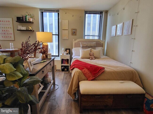 Building Photo - 135 S 19th St