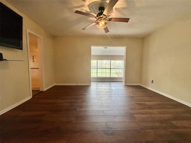 Building Photo - 2456 Country Club Dr