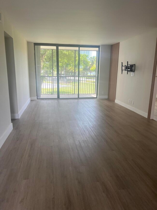 Building Photo - 3475 N Country Club Dr