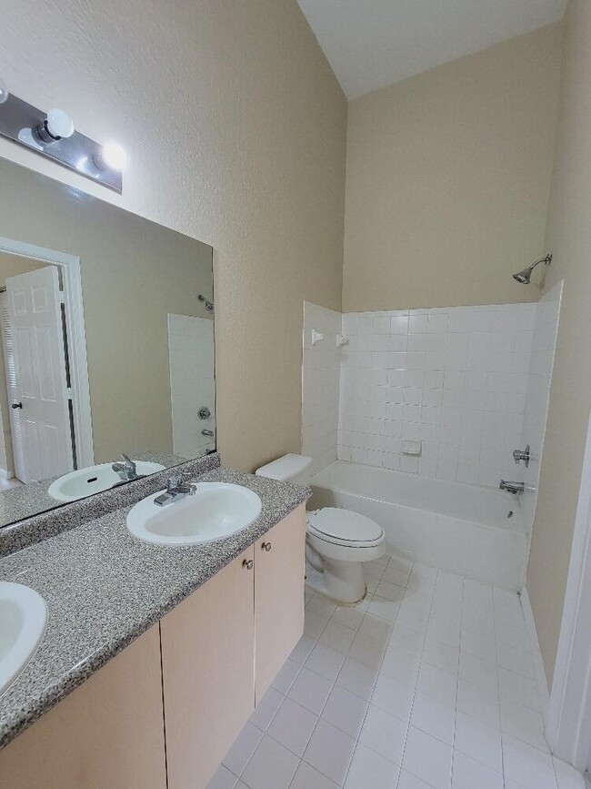 Building Photo - 220 Crestwood Cir