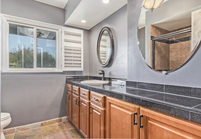 Building Photo - 5722 E Windsor Ave