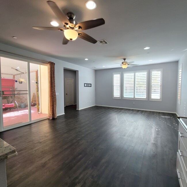 Building Photo - E. Ventura Newer Construction 3+2.5 bath H...