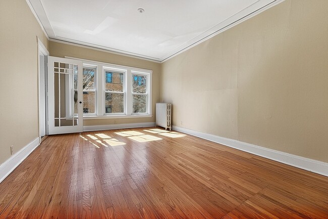 Building Photo - Large 3-bed/1-bath Apartment in the Heart of Rogers Park!