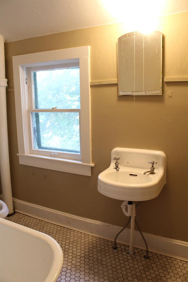 Building Photo - 526 E 11th St