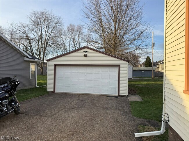 Building Photo - 404 3rd St NW