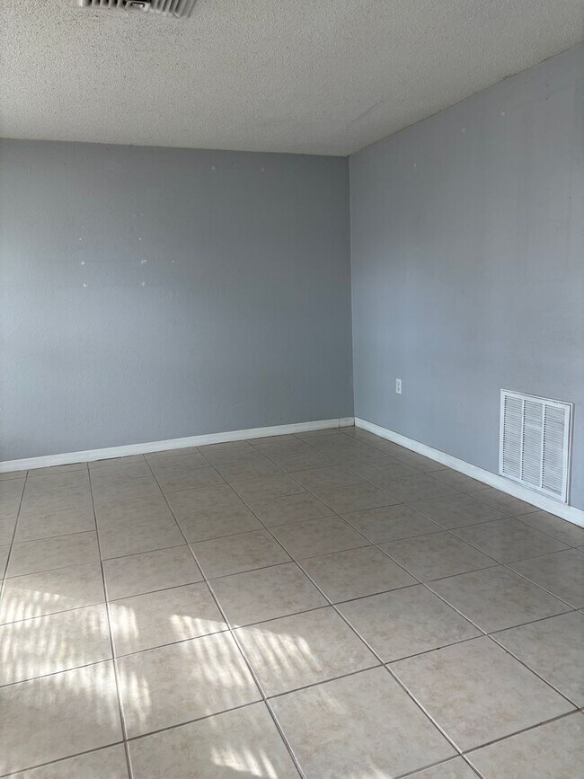 Building Photo - 2 bedroom / 1 bath available now!