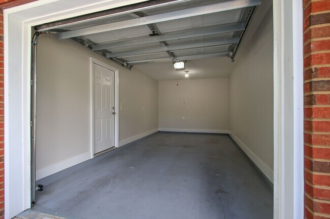 Building Photo - Enjoy this beautifully updated 3 Bed/3 Bat...