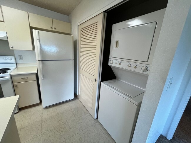 Building Photo - Ihona (Waipahu/Waipio) - Upstairs 1 Bedroo...