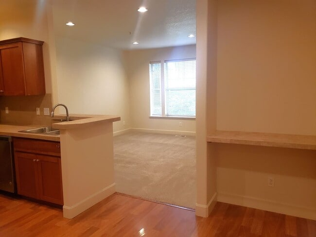 Building Photo - Wonderful Townhouse in Bethany/ NW Portland