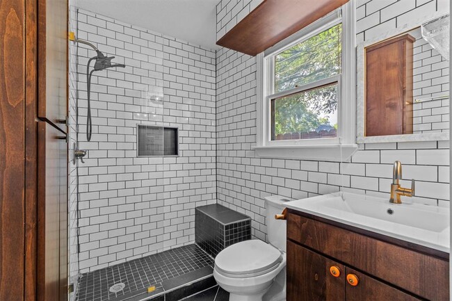 Building Photo - 204 Caney St