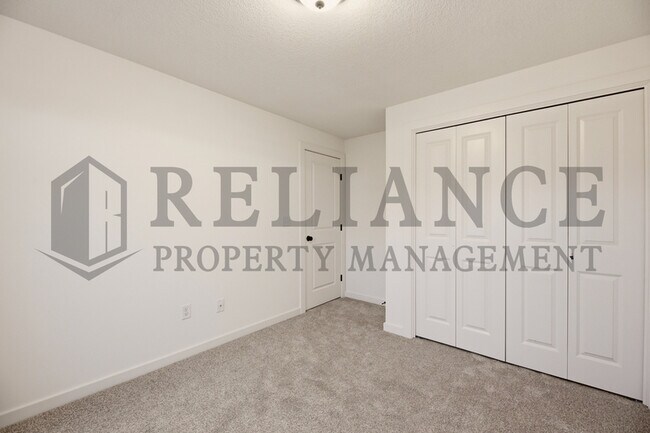 Building Photo - 5241 N Pinecrest Ct