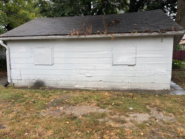 Building Photo - 4 bedroom House On Lasalle St!