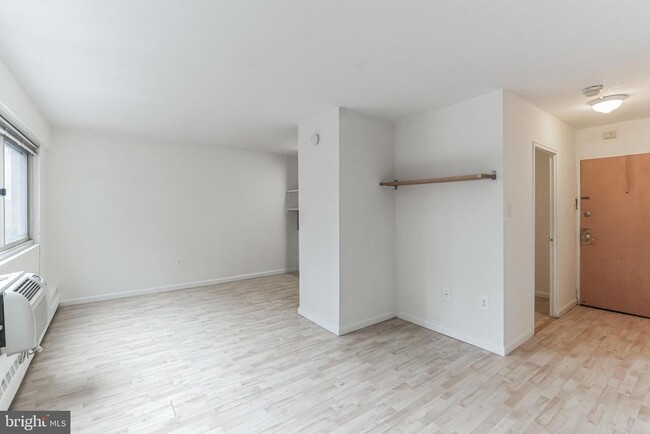 Building Photo - 2101-17 Chestnut St