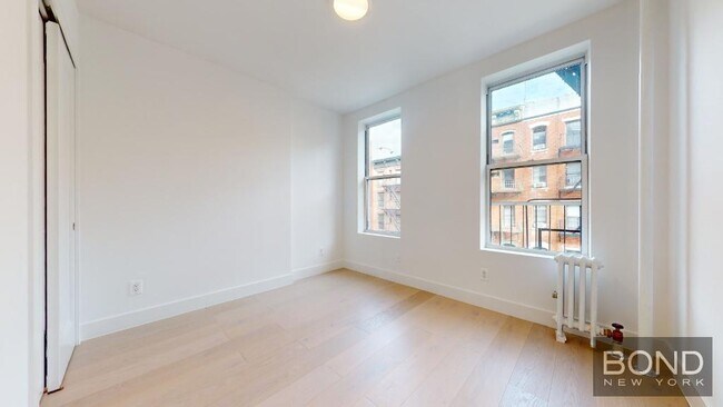Building Photo - 514 E 12th St