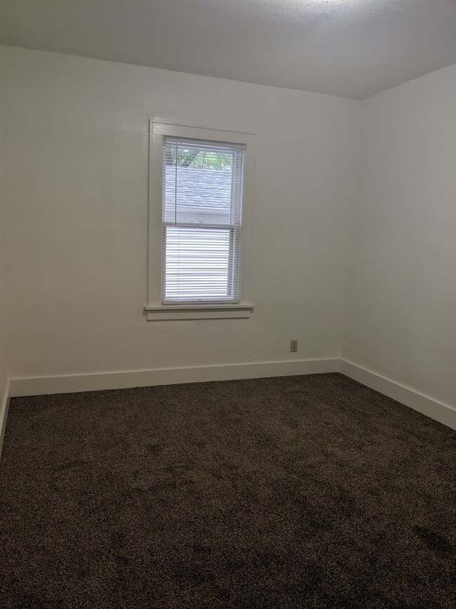 Building Photo - Nice 2-Bedroom Home for Rent in North Central Elkhart