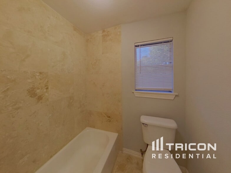 Building Photo - 126 Tharp St