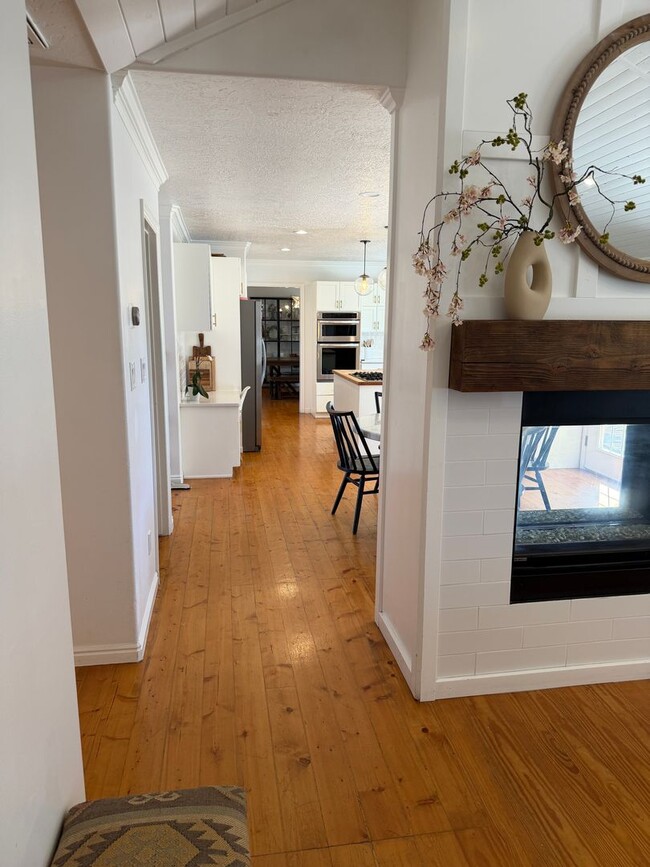 Building Photo - Beautiful 4 bedroom, 3 bathroom Home with a pool!!