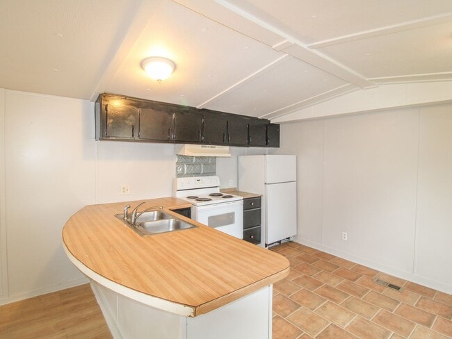 Building Photo - Close to downtown Pulaski!