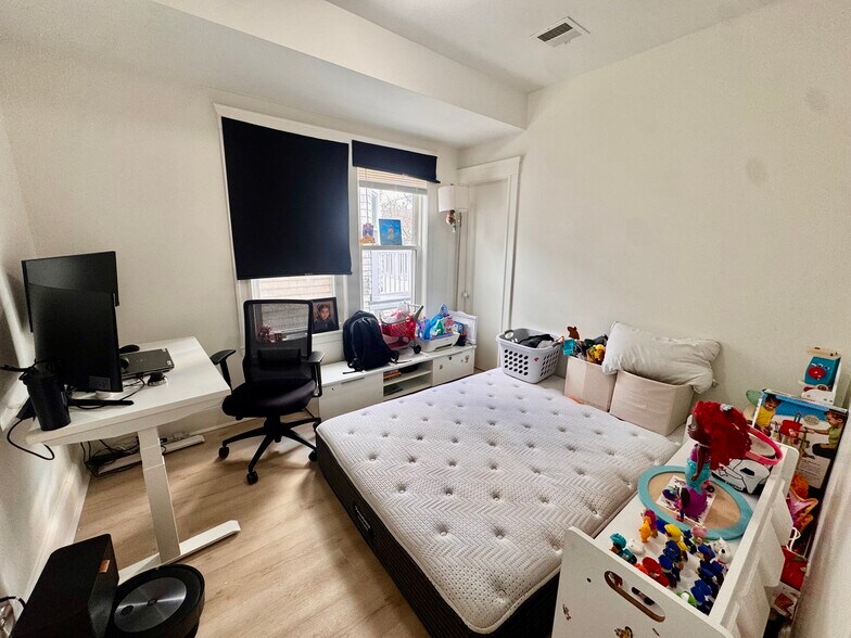 Building Photo - 127 Eliot St