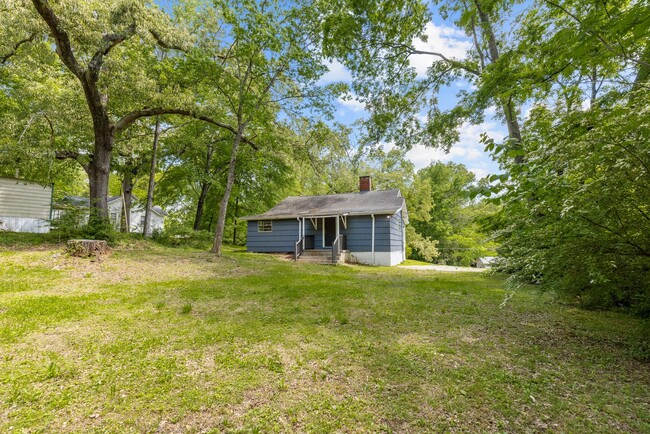 Building Photo - Beautifully Renovated 4 Bedroom 2 Bath Hom...