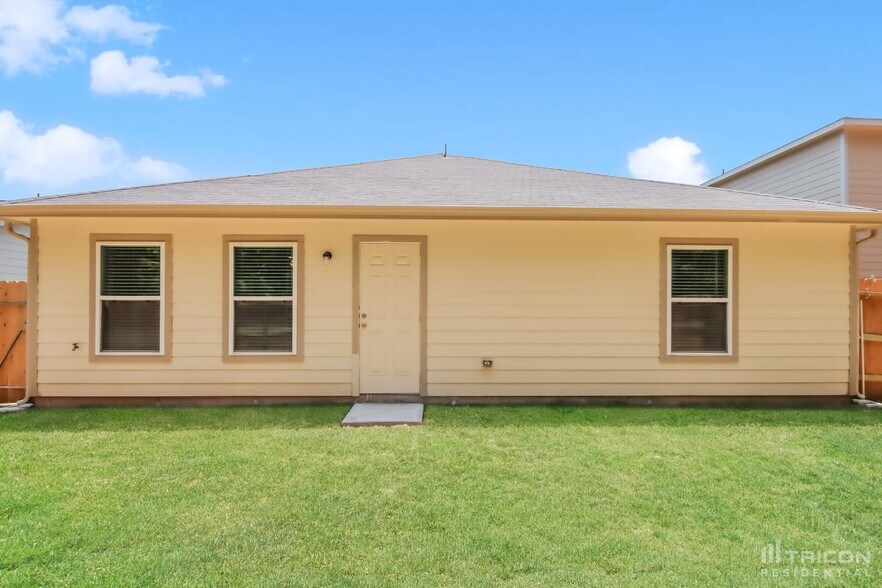 Building Photo - 15791 Del Norte Dr