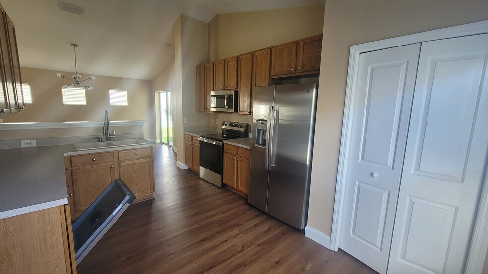 Building Photo - 8241 Crescent Moon Dr