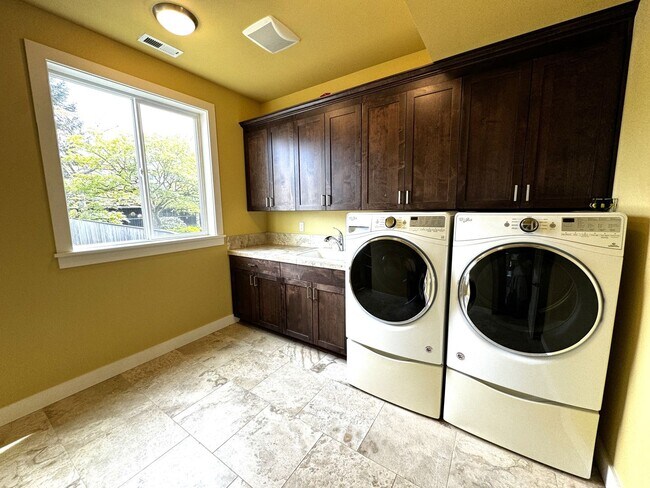 Building Photo - 4bd/4.5ba Seattle House