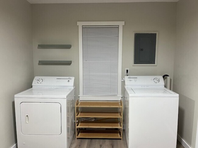 Building Photo - 346 E Bernhard Ave