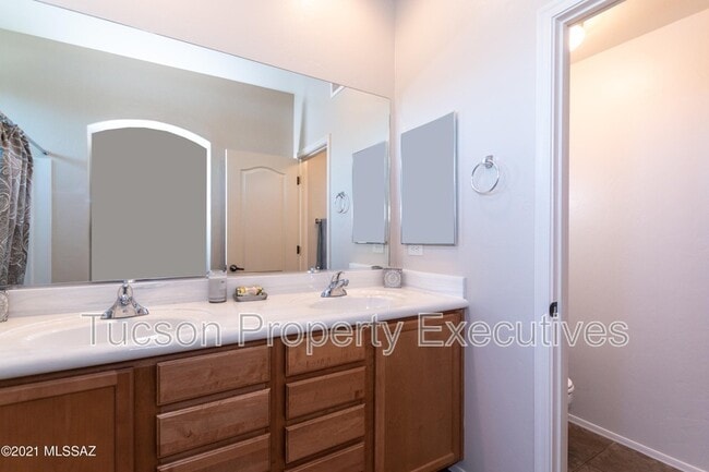 Building Photo - 2442 E Emerald Moon Dr