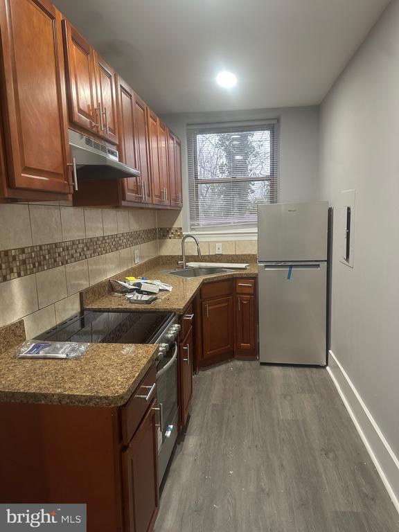 Building Photo - 215 W Walnut Ln