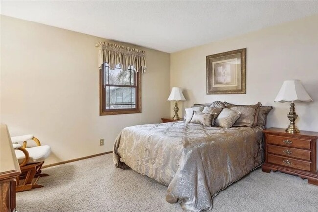 Building Photo - Charming 3-bedroom, 2-bathroom home located in the heart of Woodbury