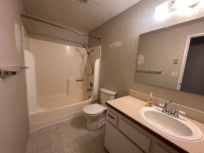 Building Photo - 520-522 N 38th Pl