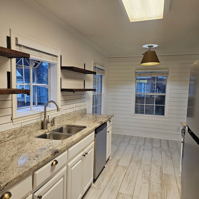 Building Photo - Bradley Duplex