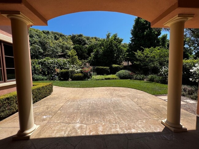 Building Photo - Hidden Gem at the End of the Cul-de-Sac!