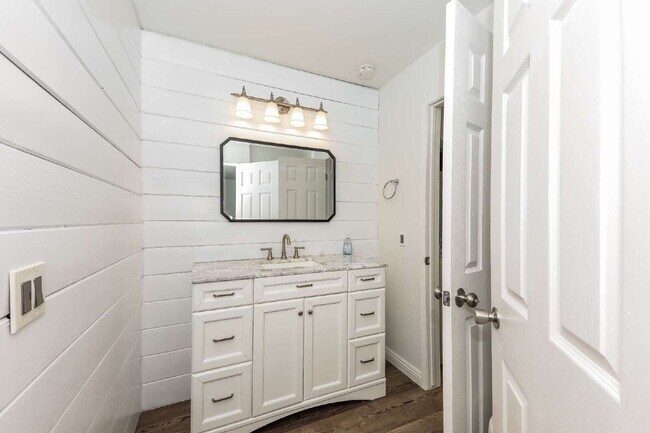 Building Photo - Modern 3 Bed / 2 Bath Turnkey Home with Exceptional Amenities!