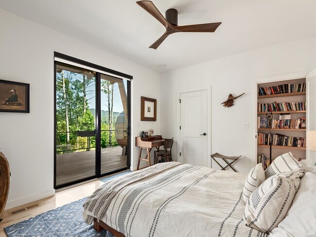 Building Photo - Creek Side *Unfurnished