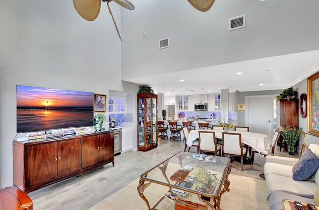 Building Photo - 16910 W Bay Dr