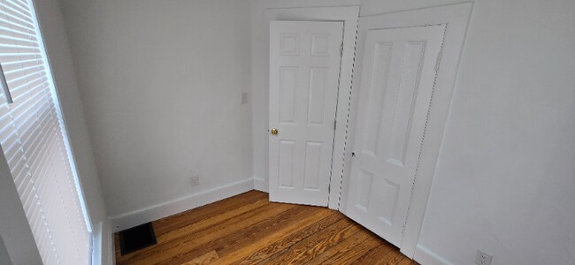 Building Photo - 208 Main St