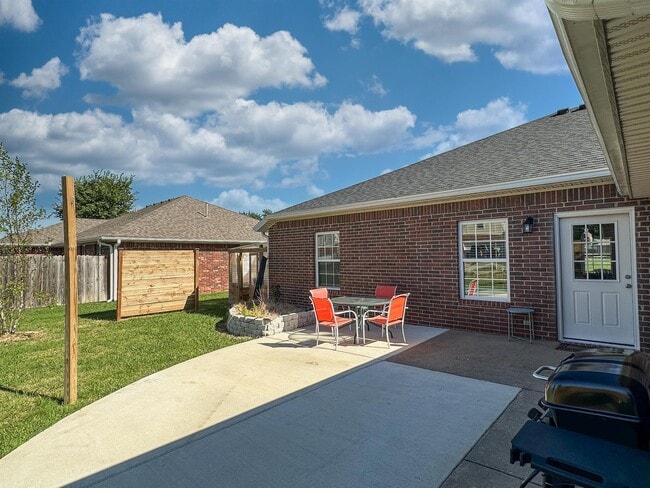 Building Photo - 691 N Meadowlands Dr