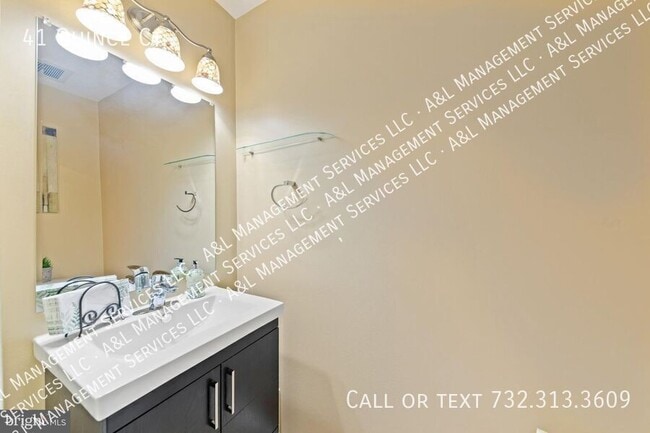 Building Photo - 41 Quince Ct