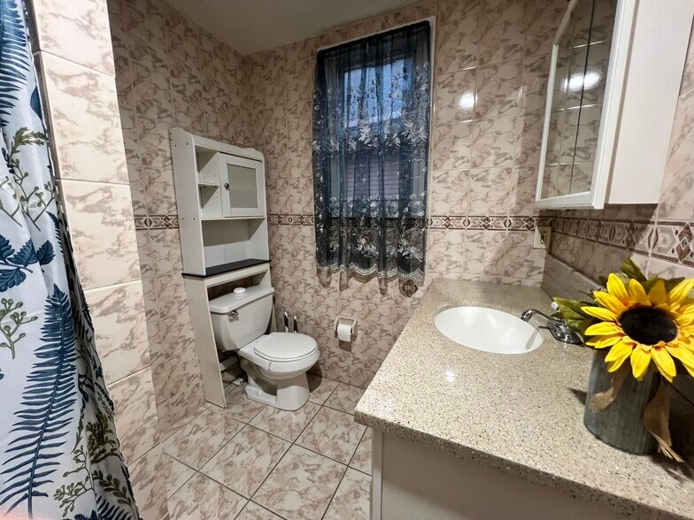 Building Photo - 128 Elwood Ave